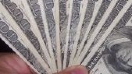 Жените поемат контрола върху парите