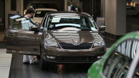 Продажбите на нови автомобили в Русия се свиват с 10,6% през март