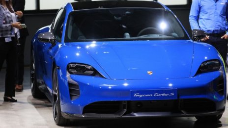 Спад на продажбите на Porsche помрачава плановете за IPO