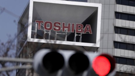 След серия от катастрофални сделки Toshiba отново има апетит за придобивания