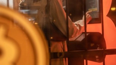 Цената на биткойна спадна с близо 12% в нов знак за напрежението на пазарите