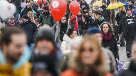 Над 40 000 души протестират във Виена заради COVID ограниченията