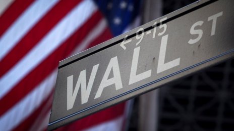 Колеблива търговия на Wall Street след уволнението на директора на ФБР*