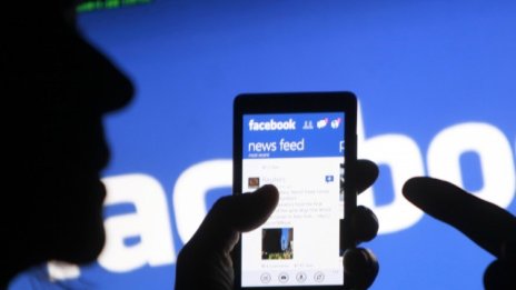 Мобилните неволи на Facebook продължават