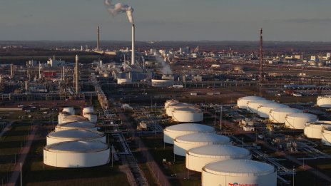 Блокадата на Ормуз е свила добива на петрол от ОПЕК с 30% и заплашва ръста на търсенето