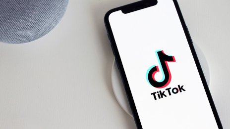 ЕК: Пристрастяващият дизайн на TikTok нарушава законодателството на блока