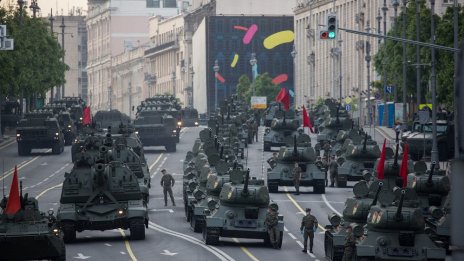 Хаос в Русия след затворени летища и ограничeния в интернет и метрото в Москва