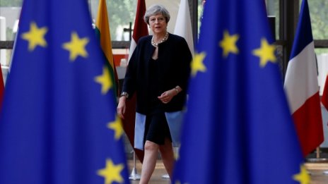 Лондон предлага "равни права" за живели 5 години на Острова европейци