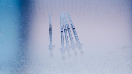 Новите ваксини срещу омикрон могат да се поставят само на вече имунизирани