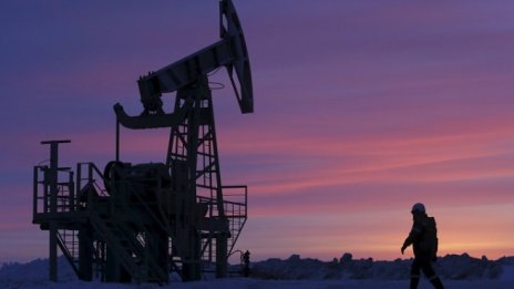 Американският лек суров петрол поевтиня под 50 долара за барел
