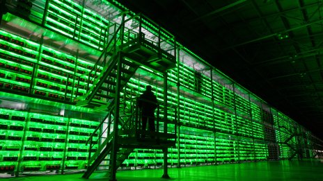 Печалбата от копаене на биткойни намалява за трети пореден месец