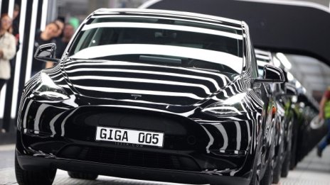 Германски регулатор изтегля от пазара над 59 хил. коли Tesla заради повреда