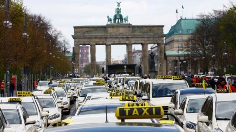Германските таксиджии протестират срещу отварянето на пазара за Uber