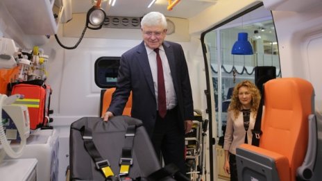 Пристигнаха първите нови линейки за спешна помощ