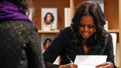 Защо автобиографията на Мишел Обама се превърна в бестселър