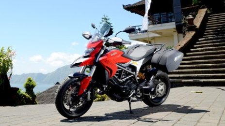 Ducati Hyperstrada бие супермоторите по градските пътища