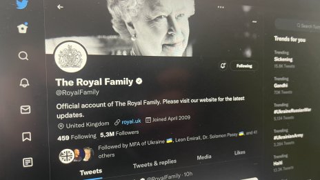 Как кралското семейство използва Twitter, за да съобщи тъжната новина на света