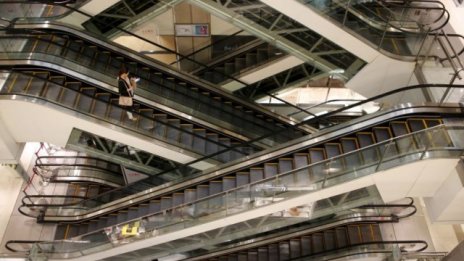 Празните молове в Китай стават все по-изобретателни в битката за клиенти