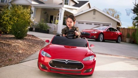 Превърнаха Tesla Model S в детска играчка