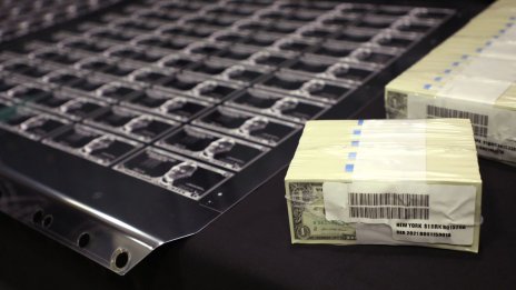 Трусовете на пазарите на акции и облигации се прехвърлят и на кредитните пазари