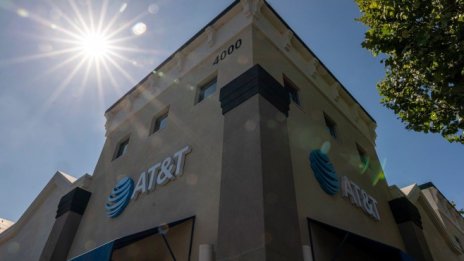 AT&T повиши прогнозата си, докато бизнесът се възстановява от пандемията