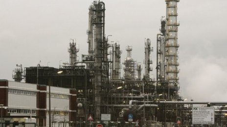 Петролната индустрия ще намали разходите с 1 трлн. долара заради срива на цената