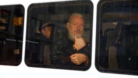 Над 70 британски депутати поискаха Джулиан Асандж да бъде екстрадиран в Швеция