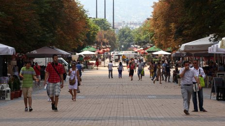 Над половината от младите хора у нас живеят в пренаселени жилища