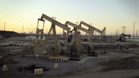 Петролът записа лек ръст в очакване на данните за резервите в САЩ