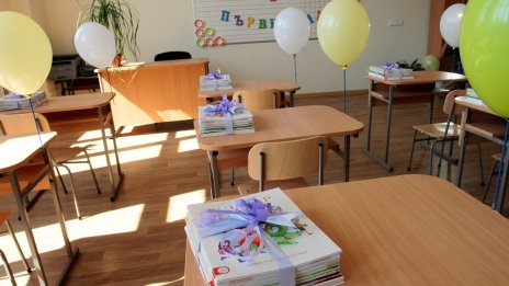 МОН прави опит да намали претоварването на учениците с домашни и изпити