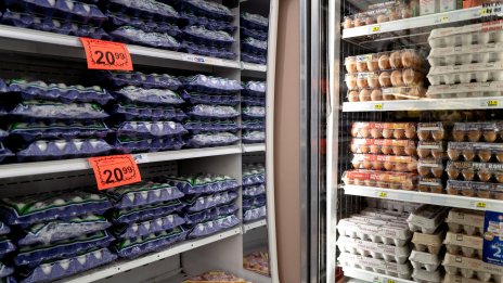 Яйцата в САЩ са поскъпнали двойно за година заради недостиг, но вносът е труден