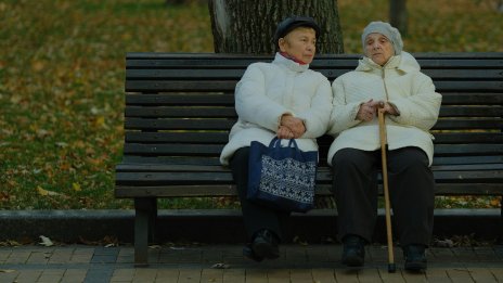Пенсиите на жените в ЕС са били с 25% по-ниски от тези на мъжете през 2024 г.
