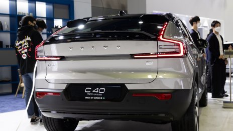 Продажбите на Volvo се възстановяват частично през октомври