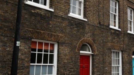 Страховете от Brexit без сделка се отразяват тежко на британския жилищен пазар