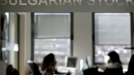 Оборотът на БФБ през септември спада наполовина спрямо август