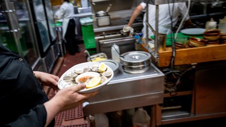 Активността при услугите в САЩ отчита най-големия си ръст за последните осем месеца