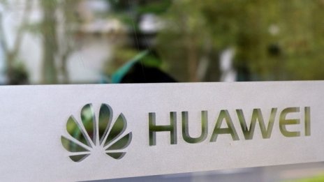 Търговската война не спря партньорството на Google и Huawei