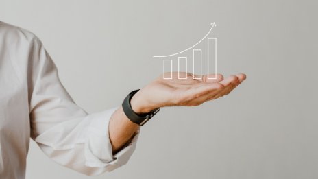 През декември бе отчетен ръст в продажбите на употребявани празнични дамски рокли