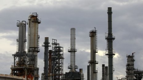 Петролът се насочва към най-големия си седмичен спад от близо 2 години*