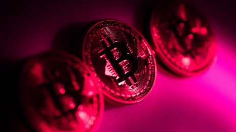 Цената на биткойна отново е над 30 хил. долара