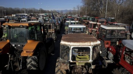 Гръцките фермери започнаха да свалят блокадите
