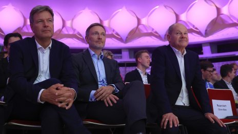 Управляващата коалиция в Германия изглежда вече съществува само на думи