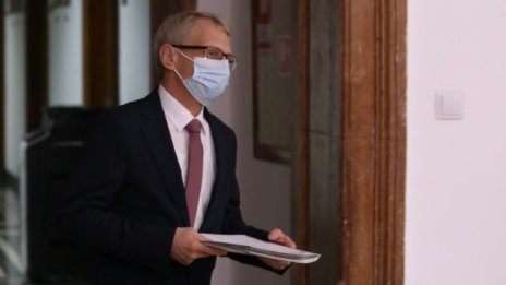 Денков подкрепя въвеждане на зелен сертификат за учителите