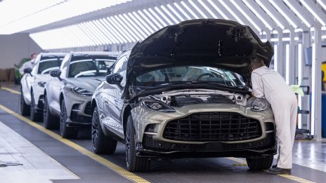 Aston Martin запази годишните прогнози след по-малка от очакваното загуба