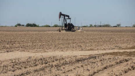 Новите ограничения в Калифорния смъкват с близо 2% цените на петрола*