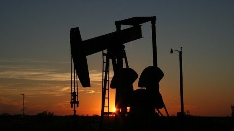 Петролните министри от ОПЕК+ обсъдиха на извънредна конференция ценовия крах