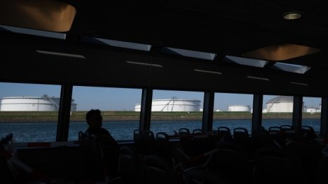 Танкерите свършиха - търговците на петрол складират и в пещери