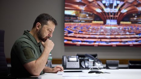 Володимир Зеленски е желан гост в парламента, но не и за тържественото заседание