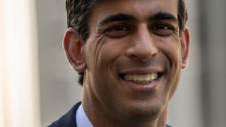 Великобритания преразглежда социалната дистанция и може да смекчи карантината