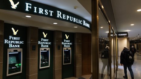 Цената на акциите на First Republic се срива почти до дъното 